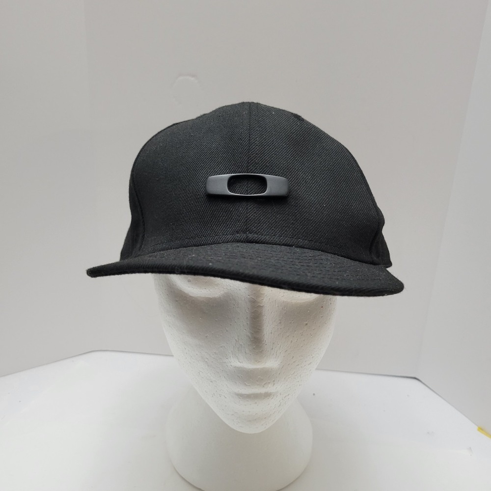 Vintage Oakley Snapback Hat‎ New Era Black Metallic Logo Cap One Size Fits Most